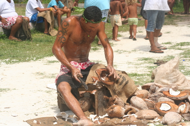 Parmi les épreuves, on retrouvait aussi le décorticage de cocos, qui a remporté un franc succès auprès des habitants.