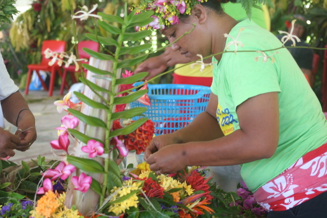 Les candidates en catégorie "confection de bouquets de fleurs" devaient créer un bouquet en forme de L.