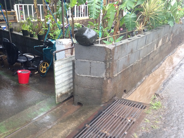 À Ahonu, la rivière a changé de couleur et le niveau d'eau a vite augmenté