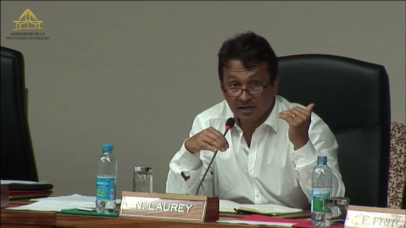 Nuihau Laurey en train de défendre l'article LP18 de son projet de loi,  qui aurait obligé les opérateurs internet à fliquer leurs clients pour le compte de l'administration fiscale. Il l'a finalement retiré.