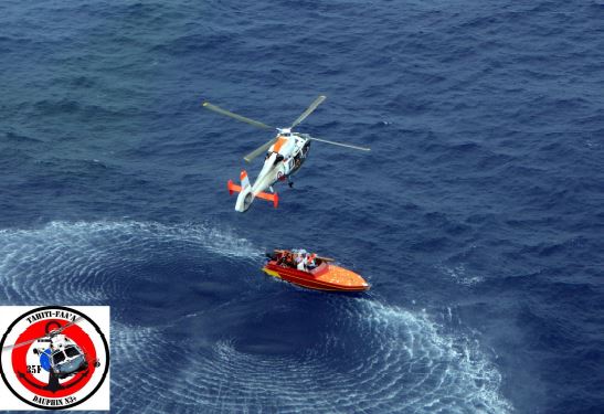 Un bonitier en panne moteur au large des Marquises