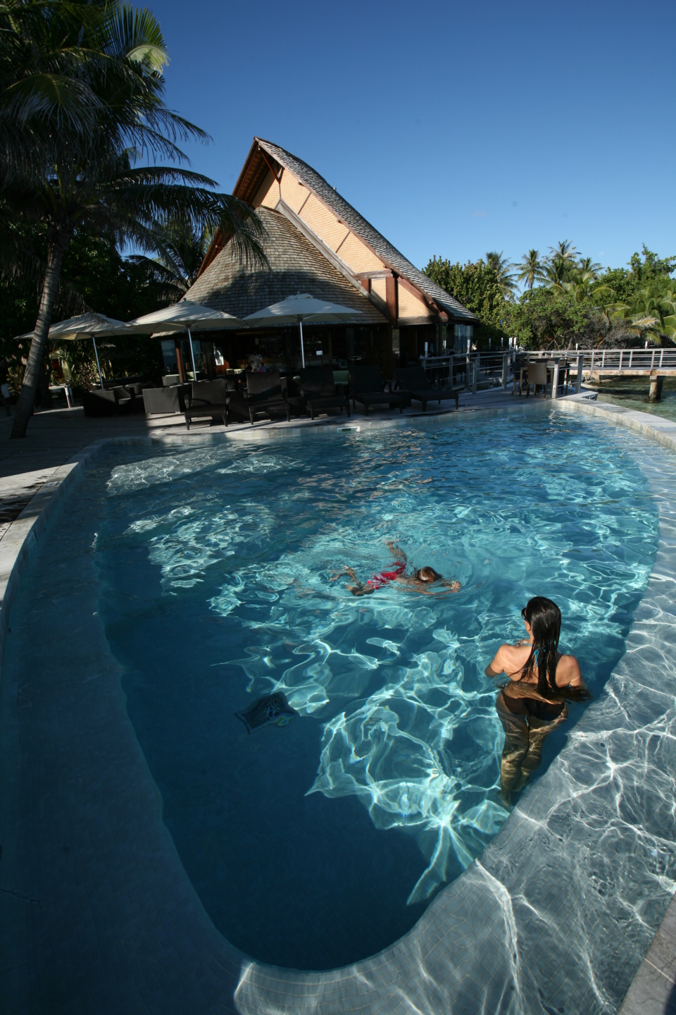 Après l'effort, le réconfort. Farniente à l'hôtel Maitai Rangiroa, où Tahiti Infos a jeté son sac. La piscine est une petite merveille surplombant le lagon.