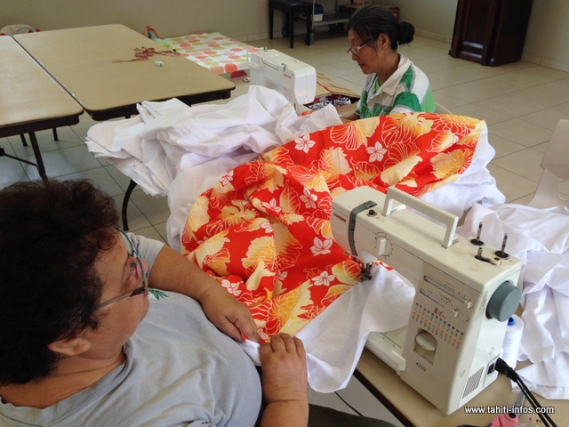 Plusieurs bénévoles ont donné de leur temps, la semaine dernière pour confectionner ces accessoires de literie