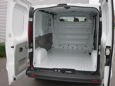 La victime était calée au fond du fourgon, assise sur une glacière, quand elle est passée par la porte latérale, ouverte.