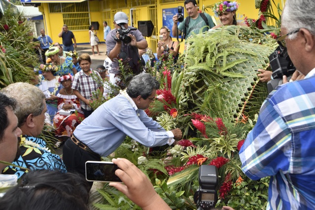 Le Président du Pays Edouard Fritch a personnellement dévoilé la plaque commémorative de cette première liaison radiotélégraphique.