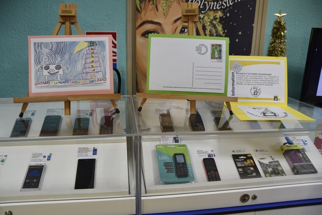 Des timbres et cartes postales commémoratives ont été émis hier afin de marquer l'évènement, illustrés de dessins d'enfants de Mahina.