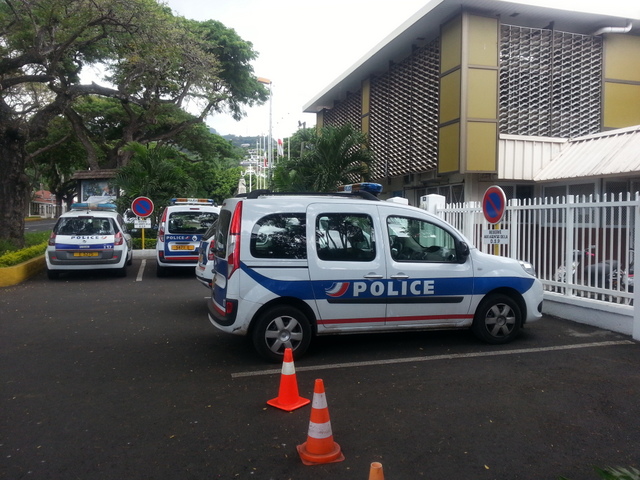 La DSP appelle une fois encore les automobilistes à ne pas tenter les voleurs en laissant traîner des effets personnels dans les voitures.