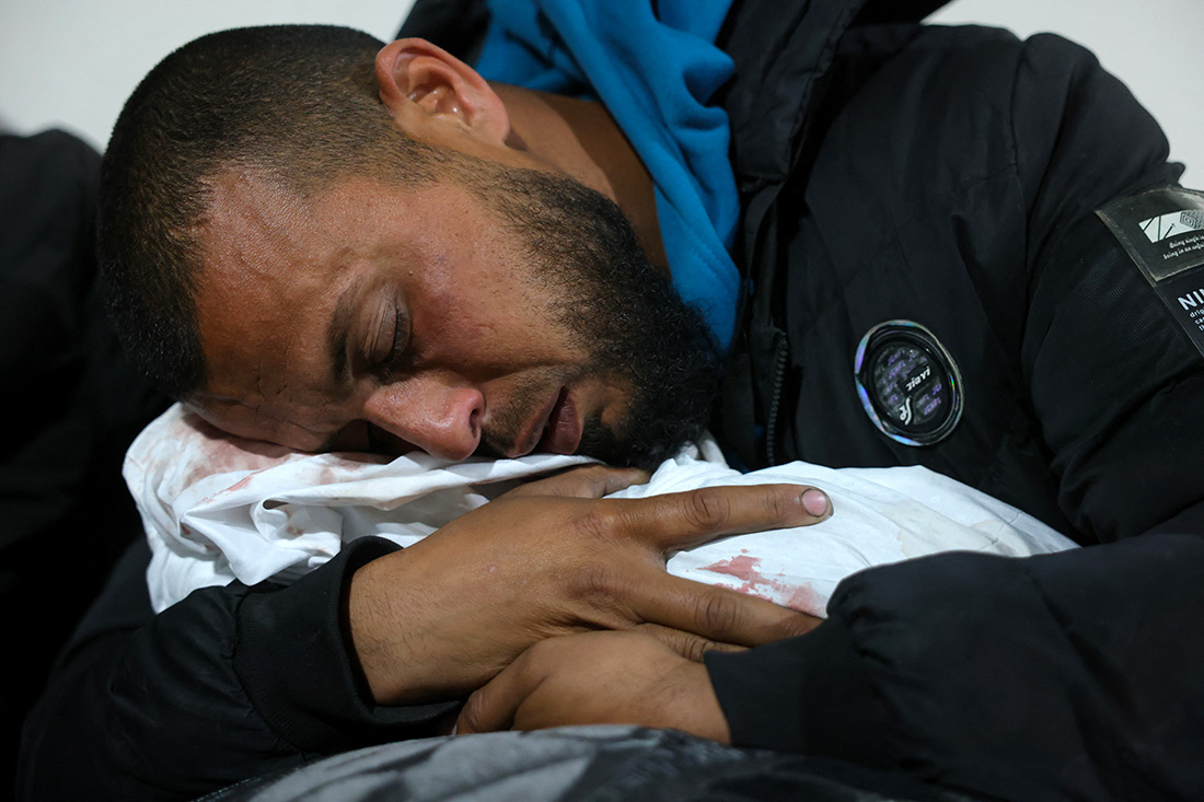 Un Palestinien serre dans ses bras le corps d'un bébé après des frappes aériennes israéliennes dans le nord de la bande de Gaza, à l'hôpital indonésien de Beit Lahia, le 20 mars. Crédit BASHAR TALEB / AFP