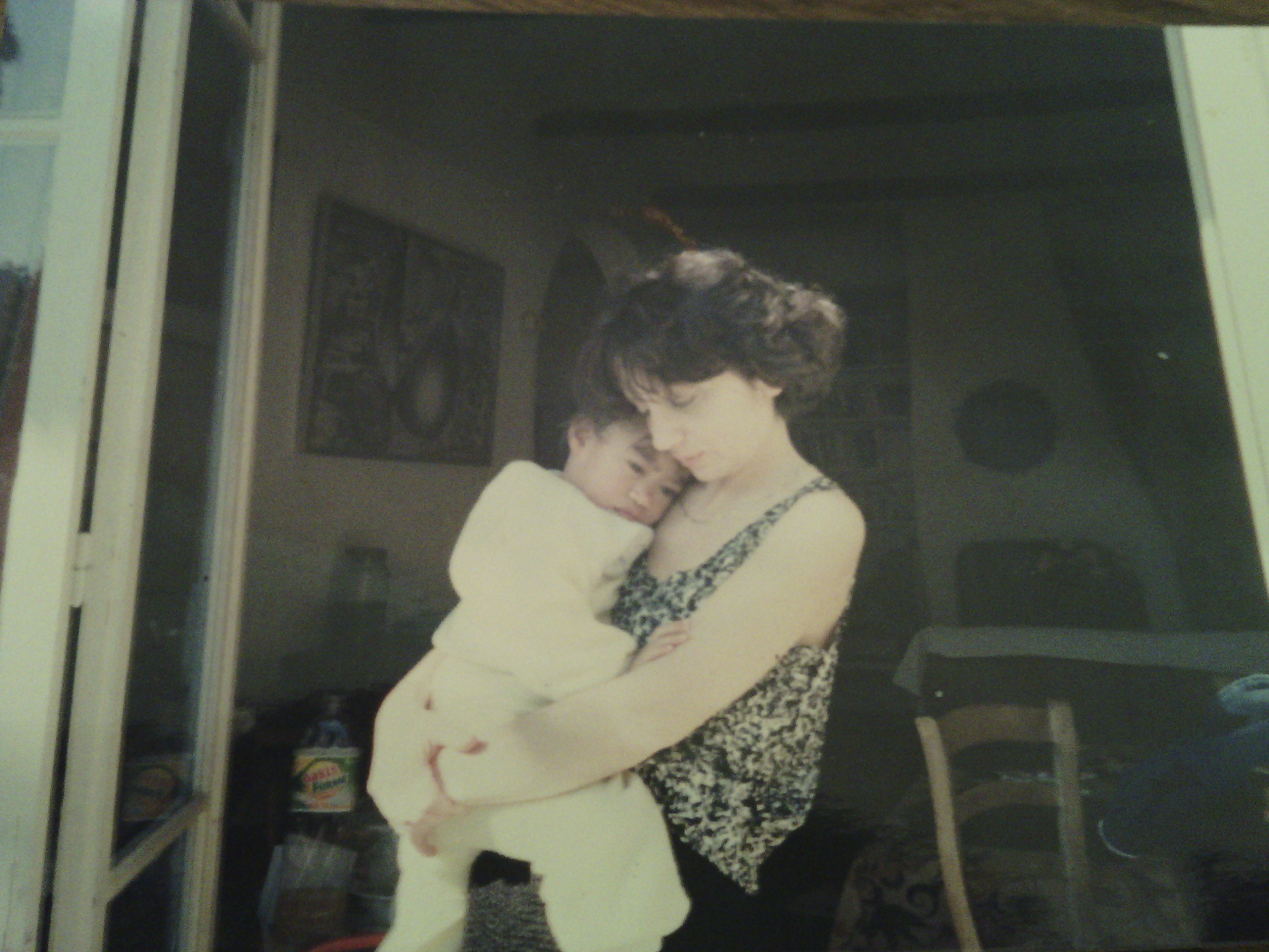 Adi est arrivée à l'âge de 2 ans en métropole. Elle est ici dans les bras de sa maman adoptive.