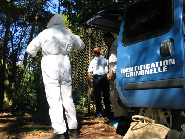 A l'endroit où agonisaient les deux corps calcinés, les gendarmes retrouvent un couteau, un briquet et le bouchon d'un jerrican d'essence. (Illustration)