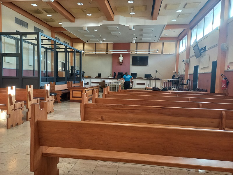 Il la gifle, elle lui lance un couteau