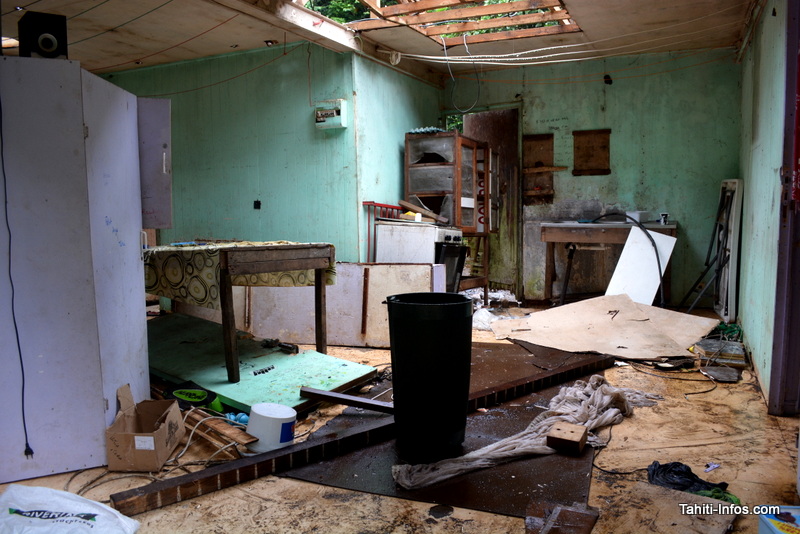 Cette maison en bord de rivière a été saccagée par les éléments. Elle devrait être détruite et ne pourra pas être reconstruite au même endroit : le propriétaire devra se trouver un nouveau terrain, en zone bleue.