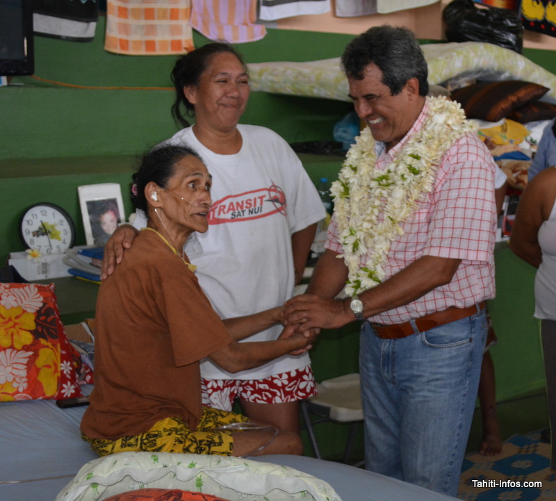 Édouard Fritch rencontre une mamie hébergée dans la salle d'accueil, avec son respirateur. Le gouvernement espère pouvoir lui trouver une maison en location en attendant.