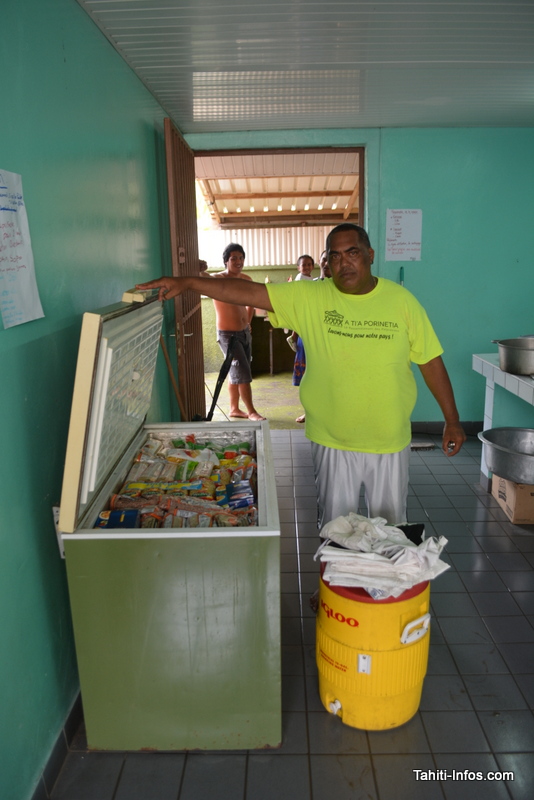 Le responsable cuisine, Atger, avec une partie des stocks. Le reste est sous clé.