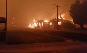 Un village de l'Ouest australien ravagé par un impressionnant incendie