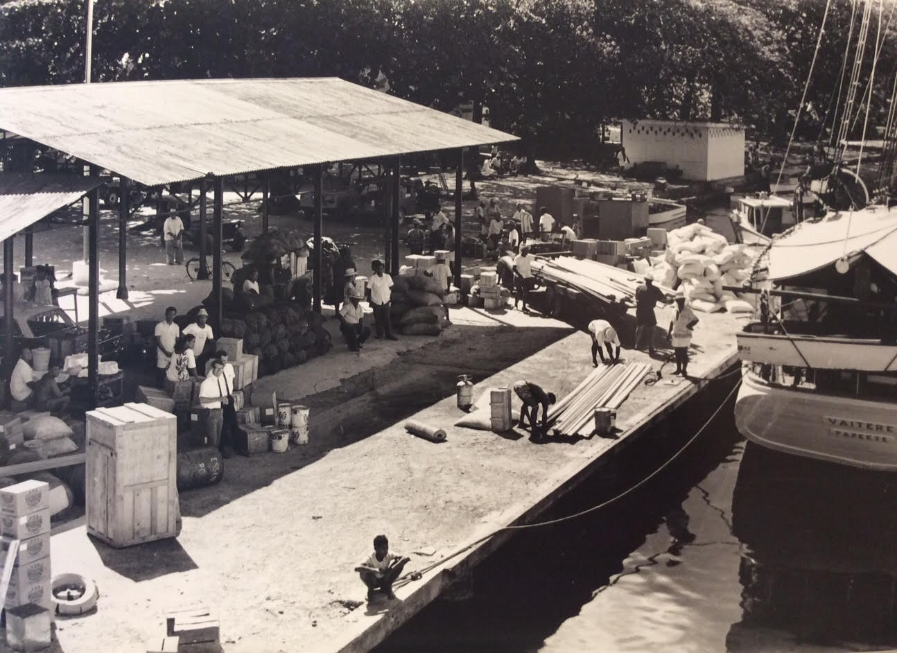 Les rues de Papeete, le marché, le port… se dévoilent sous un autre jour dans des jeux d'ombre et de lumière.