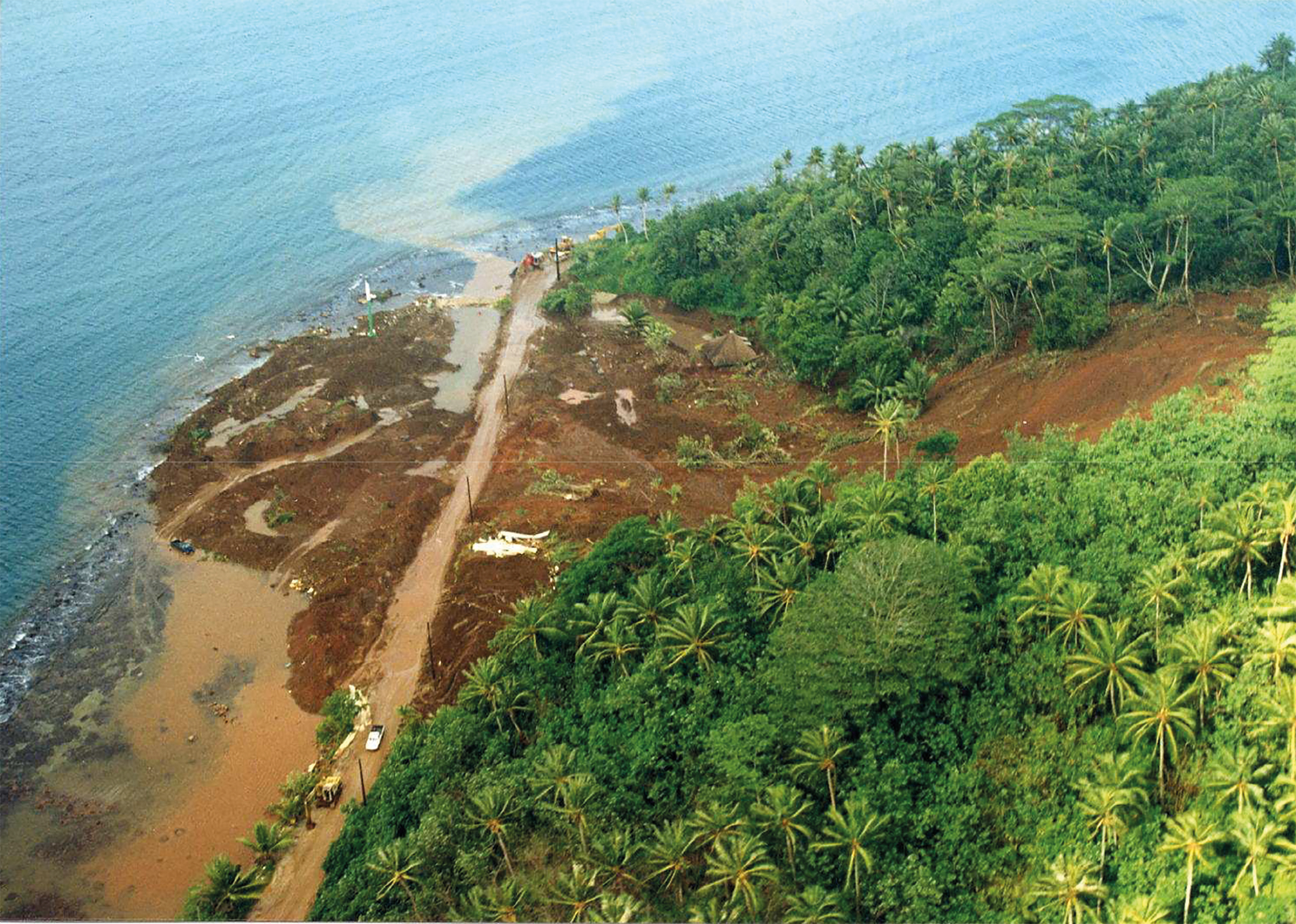 Coulée de boue à Tahaa, en avril 1998. (source : Laboratoire des travaux publics de Polynésie française)