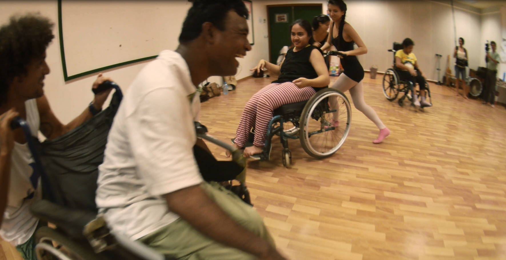 Danse en fauteuil roulant ou au sol, c'est tout en poésie qu'ils s'exprimeront avec leurs corps.