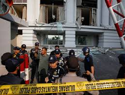 Indonésie: explosions causées par une bombe au centre de Jakarta, au moins trois morts