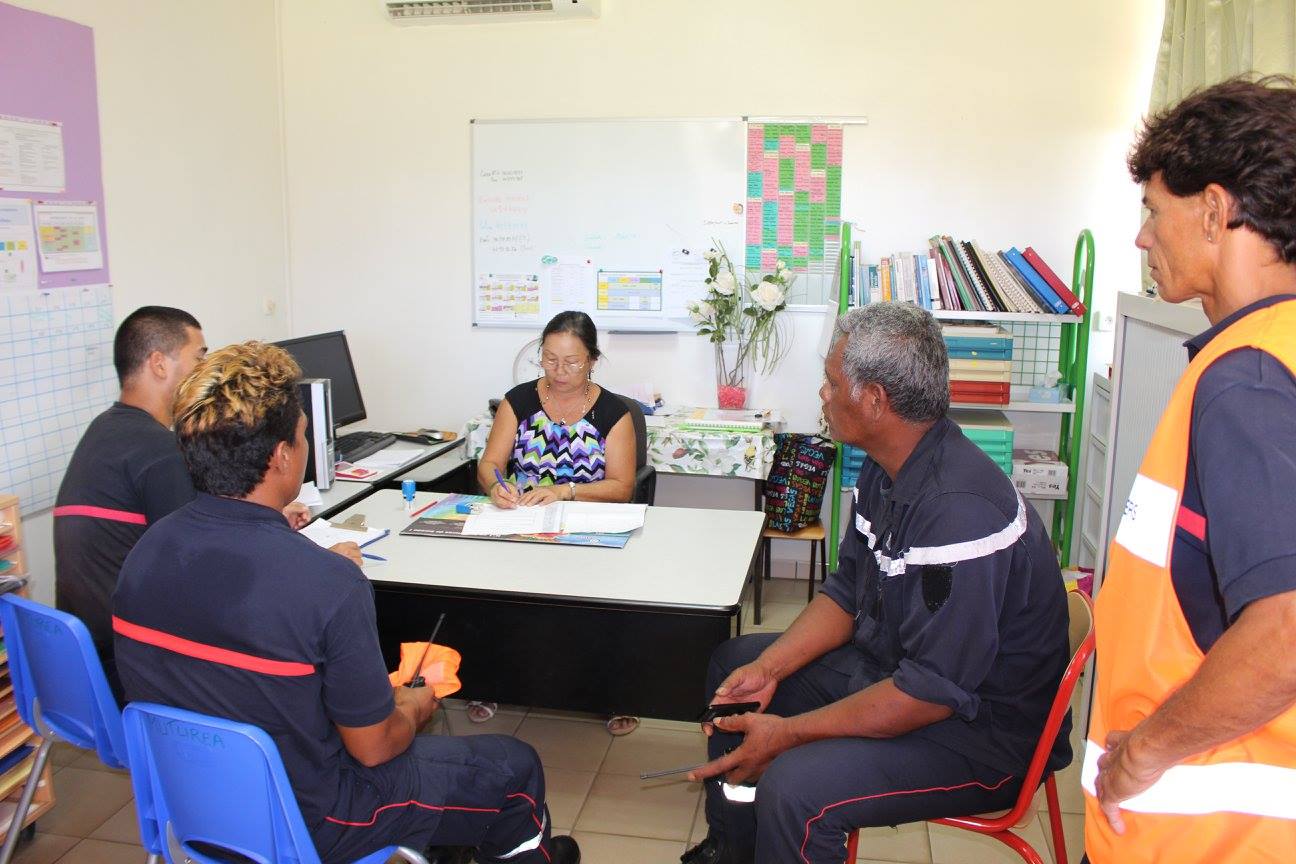 À la fin de l'exercice, la directrice de l'école et les sapeurs-pompiers ont dressé le bilan de l'opération
