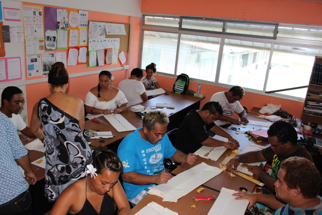 Un groupe de demandeurs d’emploi signe  "Les Contes de Manuia "