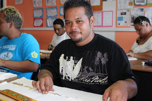 Un groupe de demandeurs d’emploi signe  "Les Contes de Manuia "