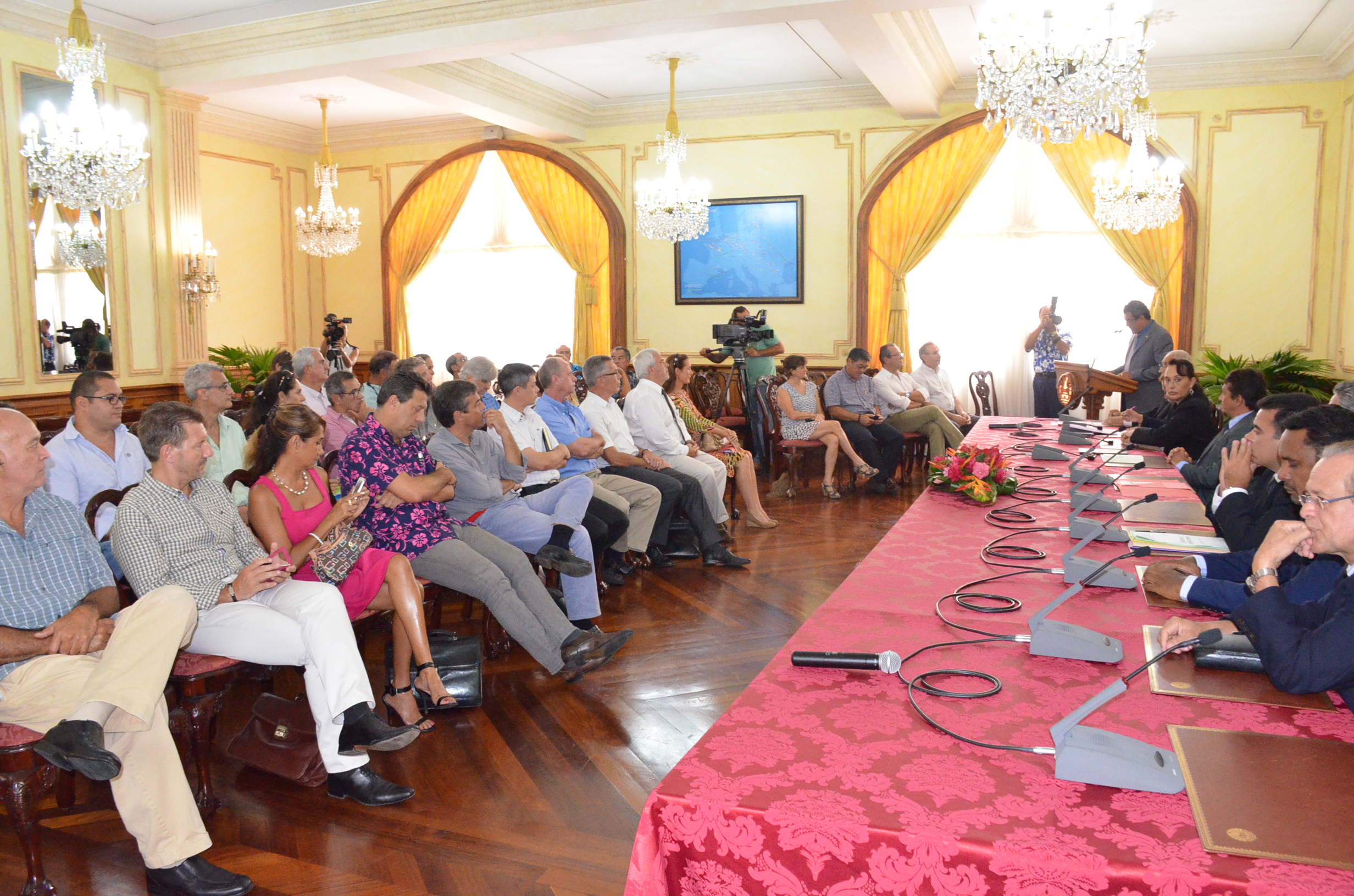 Le président Fritch a reçu les organisations patronales polynésiennes jeudi pour présenter les vœux du gouvernement pour 2016 et défendre son bilan 2015.
