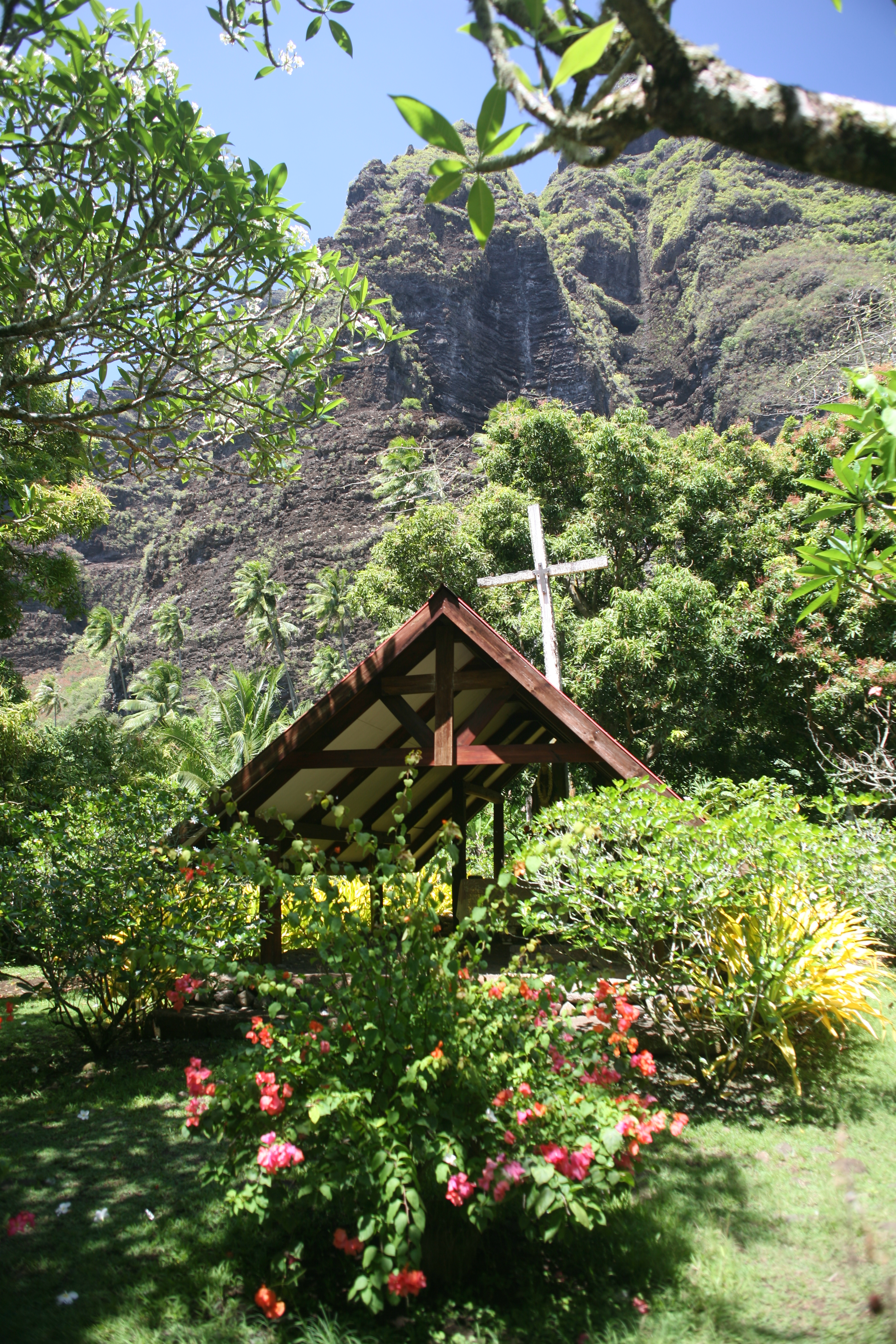 Une petite chapelle est entretenue non loin du cours d'eau ayant creusé la vallée.