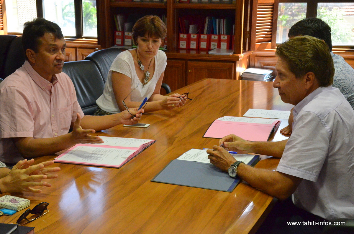 Le ministre en charge du Budget et des Finances, Nuihau Laurey, a signé avec Matahiarii Brothers, directeur général délégué de la Banque Socredo, une convention d’emprunt d’un montant de 1 milliard Fcfp, ce vendredi, pour achever le plan de financement de l'exercice 2015.