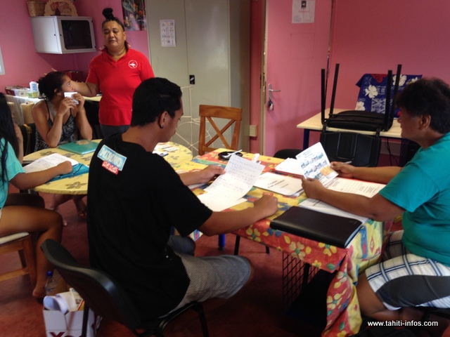 Plusieurs jeunes œuvrent au sein de la maison de quartier Hotuarea Nui, dont la principale mission est d'accompagner les familles des six quartiers qu'elle gère.