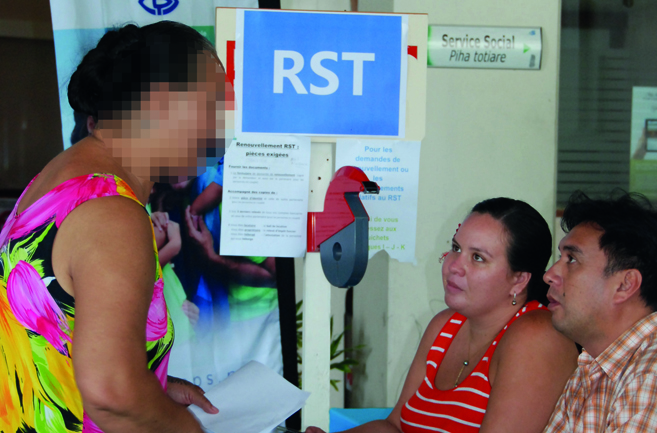 Des agents de la CPS accueillent une assurée relevant du RST pour recevoir son dossier de renouvellement de ses droits.