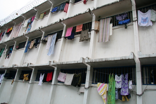 Il y a tout juste un an, Adelino Diaz tentait de s'évader de Nuutania par les toits. Son transfert au palais de justice ce matin s'est donc fait sous bonne garde.