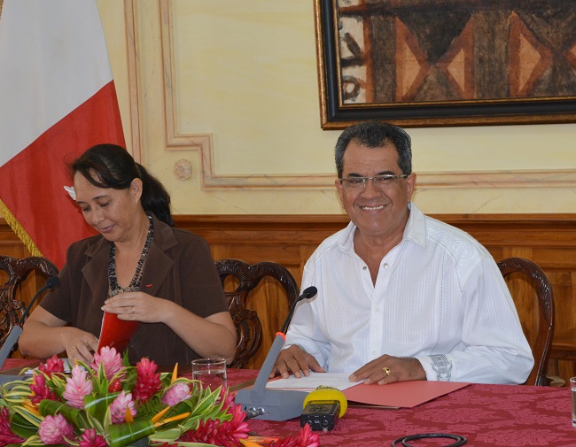 Le président Édouard Fritch, accompagné par la ministre de la Solidarité, Tea Frogier, a présenté ce jeudi la Conférence de la famille. "L’objectif affiché est de disposer d’un plan d’actions pour la mise en œuvre d’une politique publique de la famille et de reconstruction du lien social."