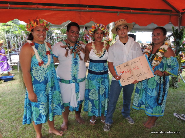 Teraireva (deuxième en partant de la gauche) et ses amis