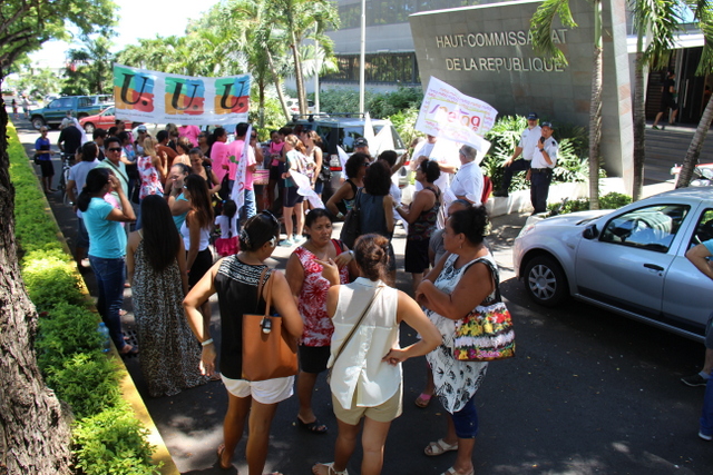 Les banderoles étaient de sortie ce mardi matin, mais les grévistes clairsemés et encadrés par la police.