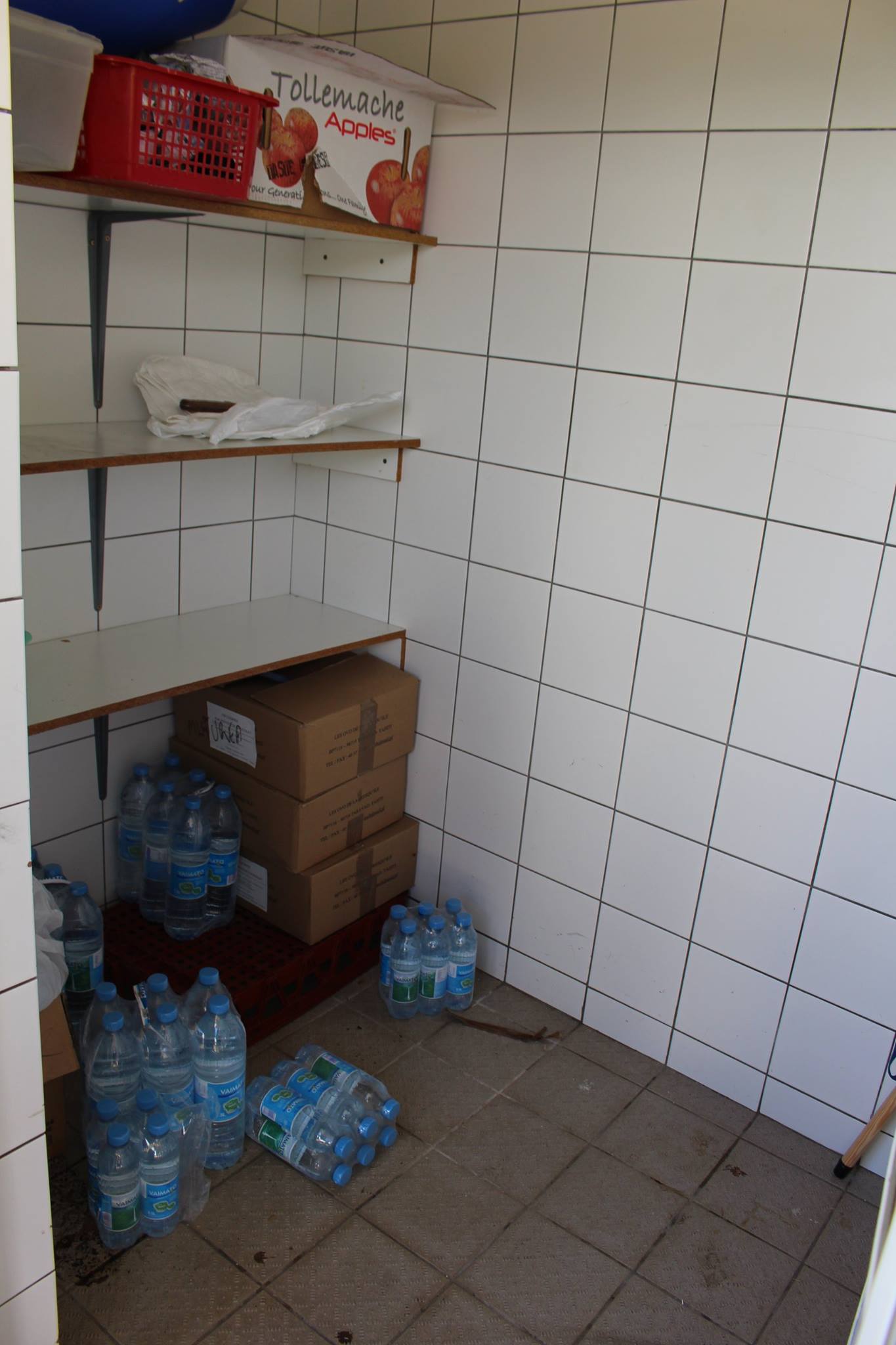 Tout a été emporté : cartons de compotes, de sao, de fromage, de lait et des packs d'eau