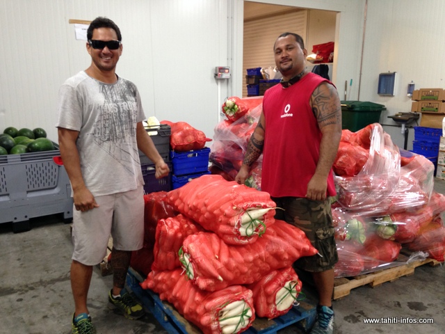 Teahi Iorss (en tricot blanc) et son frère Matahi sont dans l'agriculture depuis leur plus tendre enfance