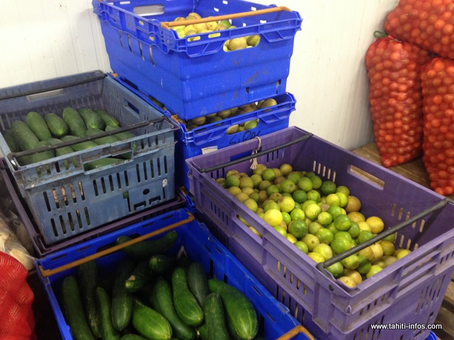 Choux, concombres, carottes ou encore pastèques, les producteurs locaux sont ravis de ce partenariat. Après la livraison, chacun va récupérer son chèque au service comptabilité