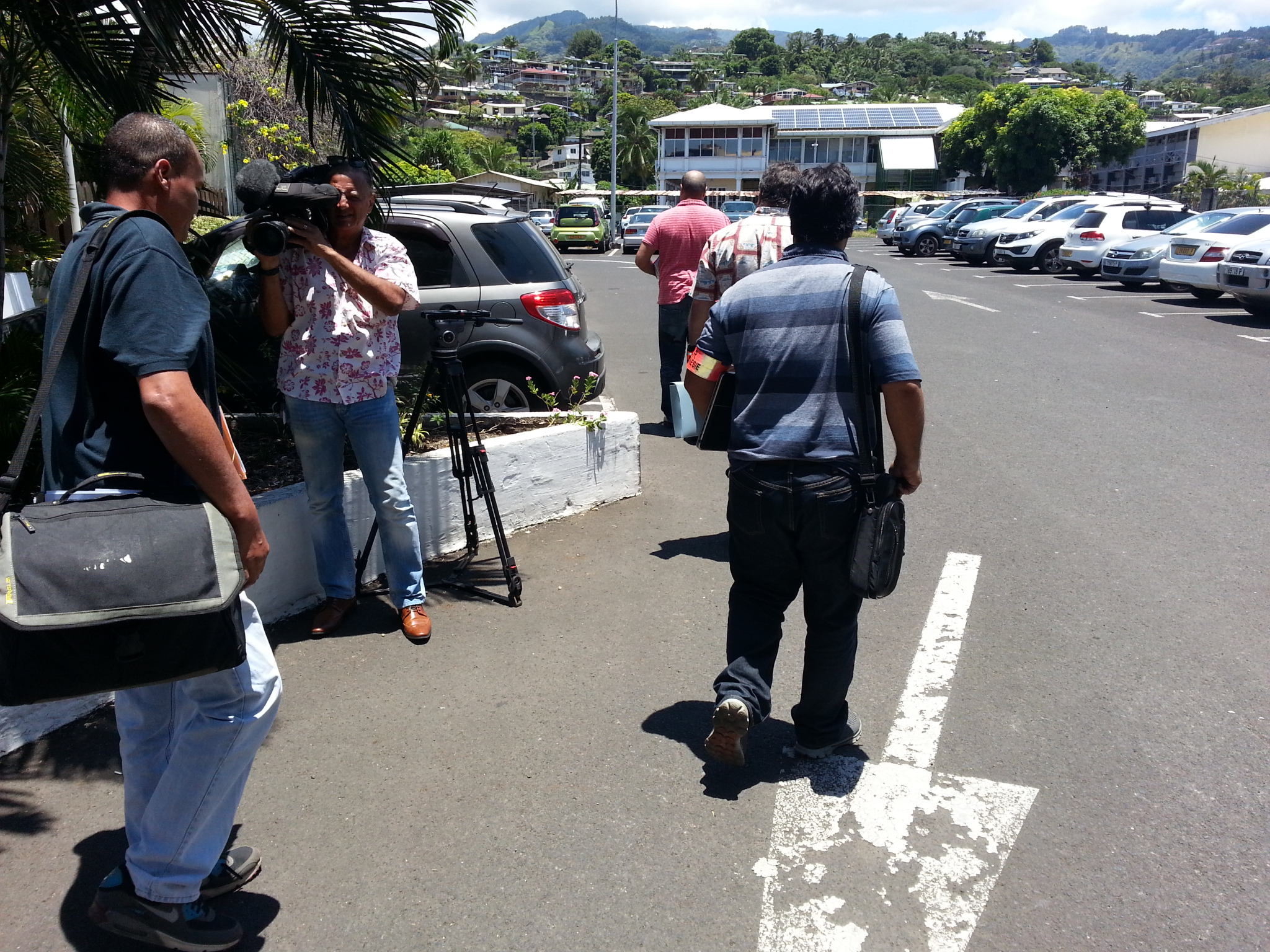 Deux perquisitions ont été ordonnées mardi matin, dans les locaux de Tahiti Nui Aménagement (et Développement (TNAD) et du ministère de l’Equipement. Les policiers repartent avec les documents sous le bras.