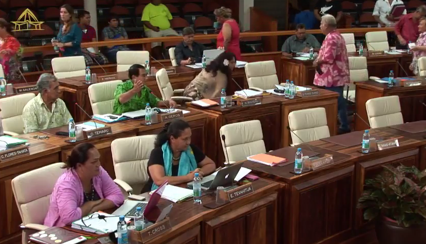 Lors de l'intervention d'Antony Géros, jeudi matin à Tarahoi, alors que les élus RMA quittaient l'hémicycle.