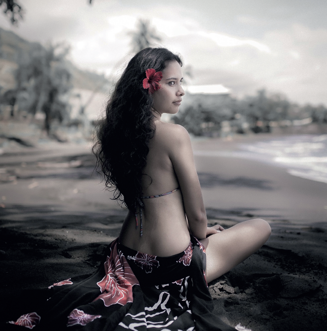 Vahine à l'hibiscus. ©Steve Kuo