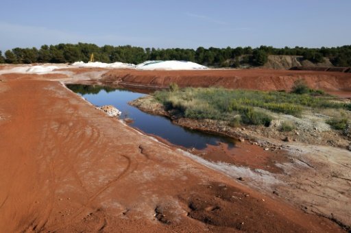 AFP/Archives / Par Hugues JEANNEAUD | Des "boues rouges", issues des résidus de bauxite, près de Gardanne, dans les Bouches-du-Rhône, le 8 octobre 2010