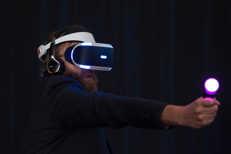 Démonstration du casque de réalité virtuelle de Sony à l'IFA 2015 à Berlin. AFP