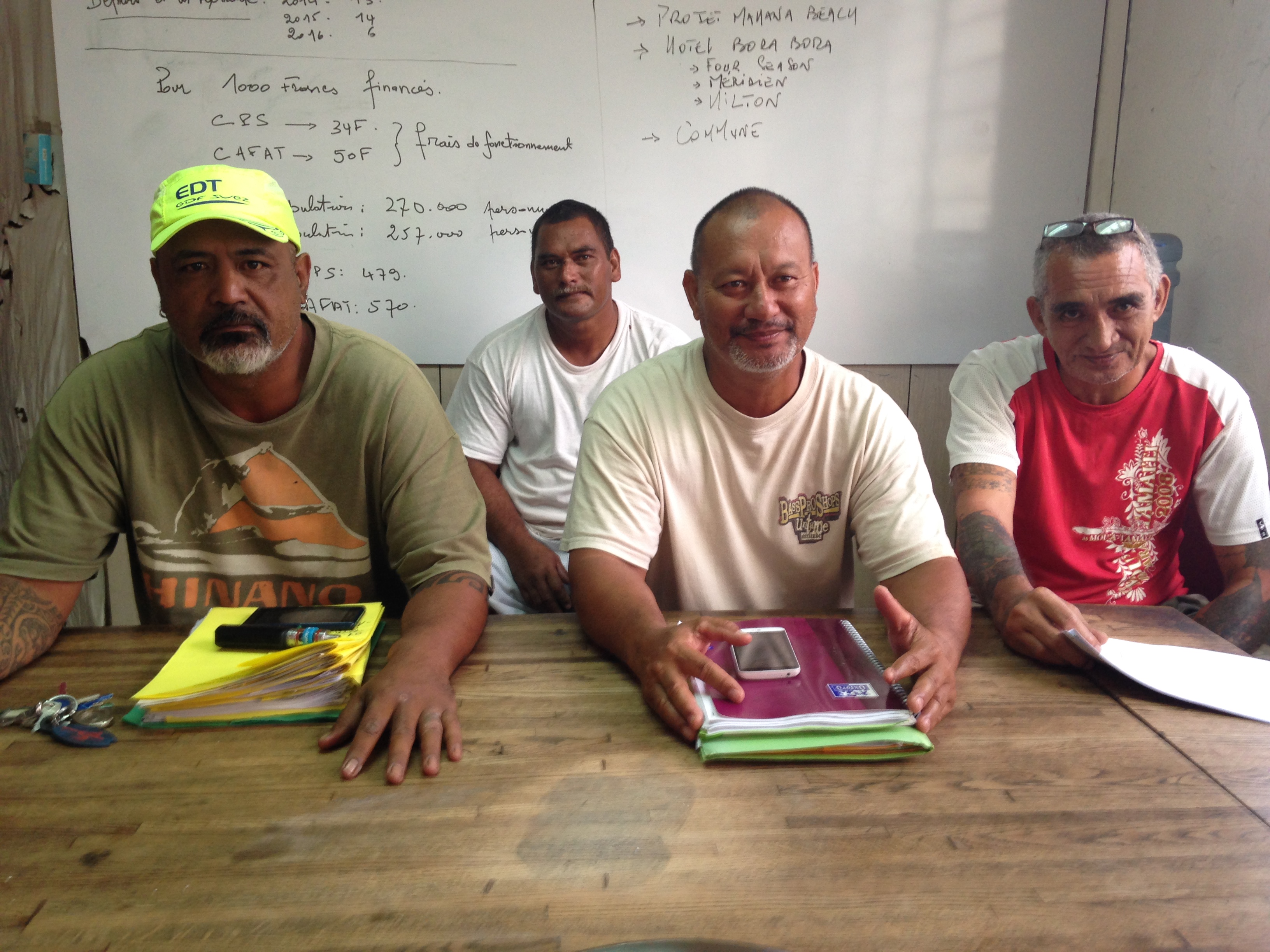 Tunia Terevaura, secrétaire général adjoint de O OE TO OE RIMA, en présence de Robert Ueva, membre de la centrale syndicale et de deux sapeurs-pompiers de Pirae.