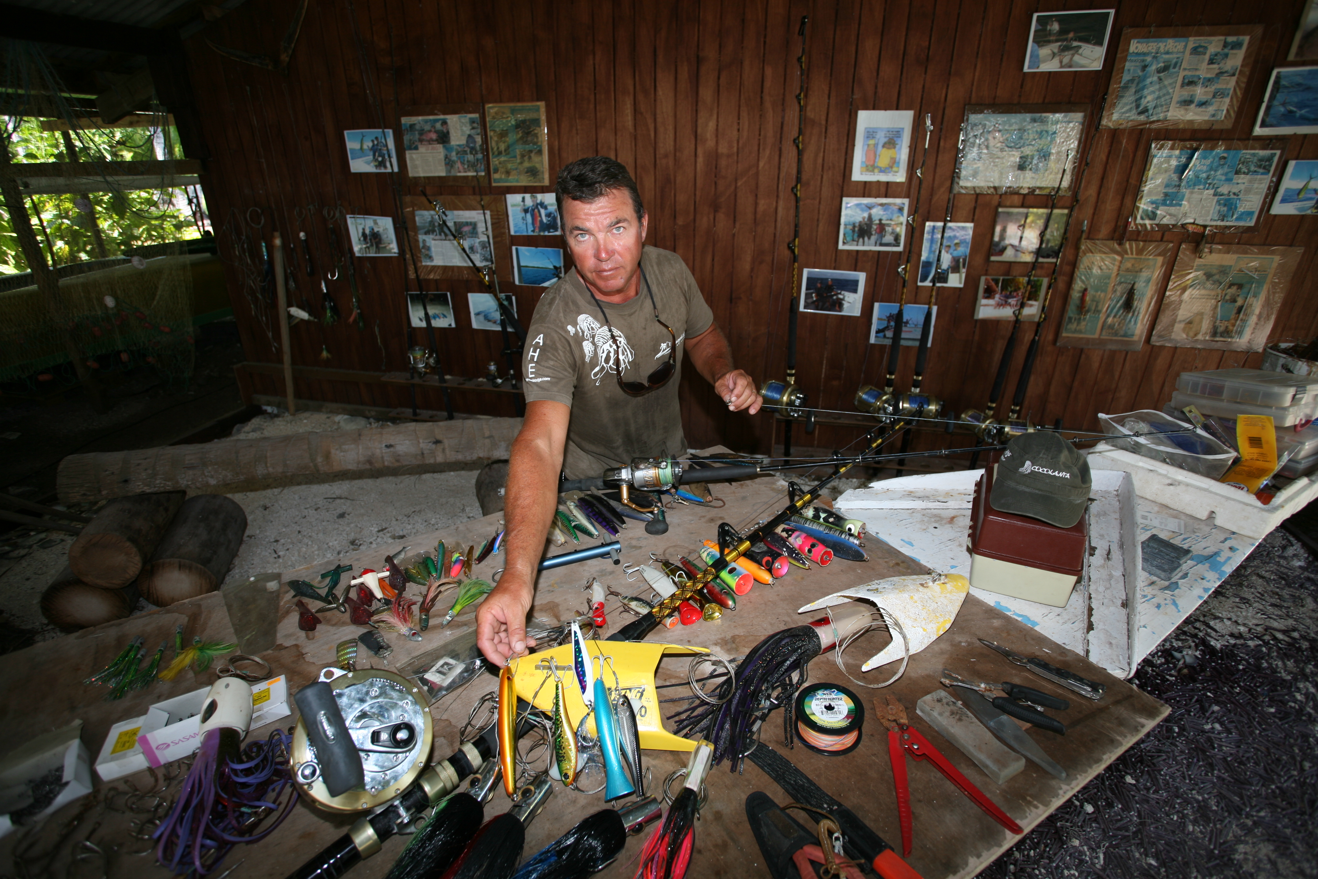Le maître des lieux, disciple de Saint-Pierre, au milieu de son “matos” de pêche au gros.