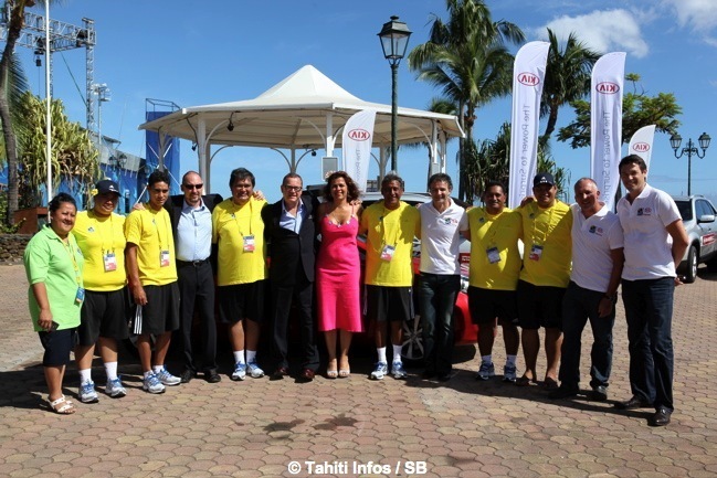 Jacques Solari (6e en partant de la gauche) avec l'équipe de Sopadep-Kia lors des championnats du monde de Beachsoccer en 2013