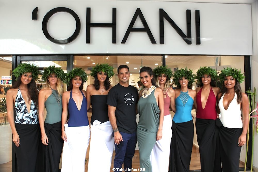 Vaimiti, Michel et leurs mannequins devant la boutique du centre Vaima