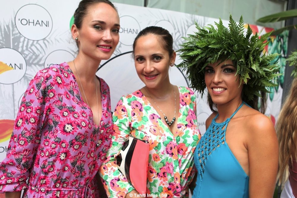 Revanui Buillard, amie de la première heure (à gauche) et Tehani (au centre), 'Mme Steven Pierson'