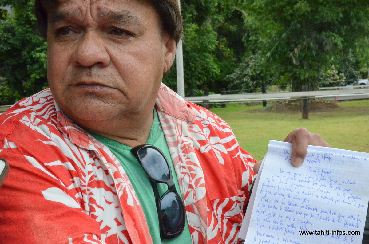 Wilfrid Pomare avec le courrier qu’il destine au Président Hollande pour demander la remise gracieuse de peine des détenus polynésiens condamnés à moins de 10 ans de prison.