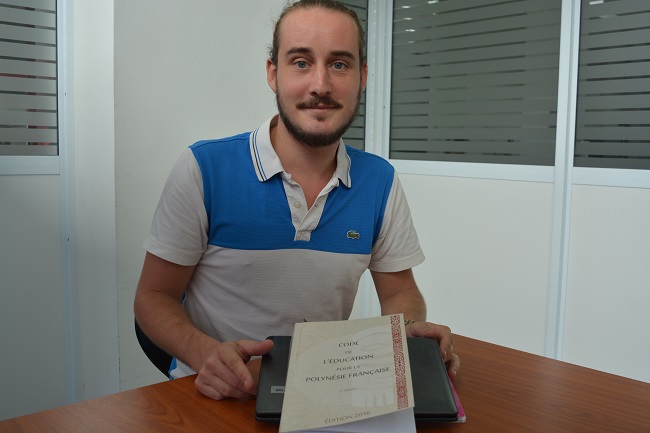 L'auteur du Code de l'éducation pour la Polynésie française, Philippe Cetout-Gérard, avec son ouvrage 2016 achevé. Il est professeur d'économie et de gestion au lycée Paul Gauguin à Papeete. Il est titulaire d'un Master II de droit.